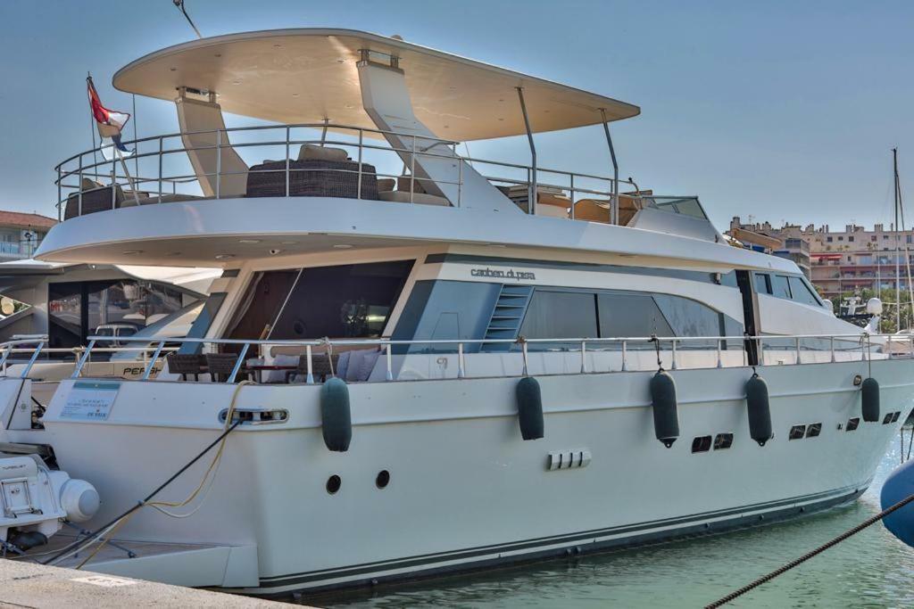 Bateau-hôtel Hélios *